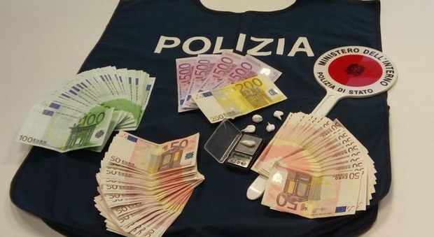 Nell'operazione i poliziotti hanno sequestrato 11mila euro in contanti