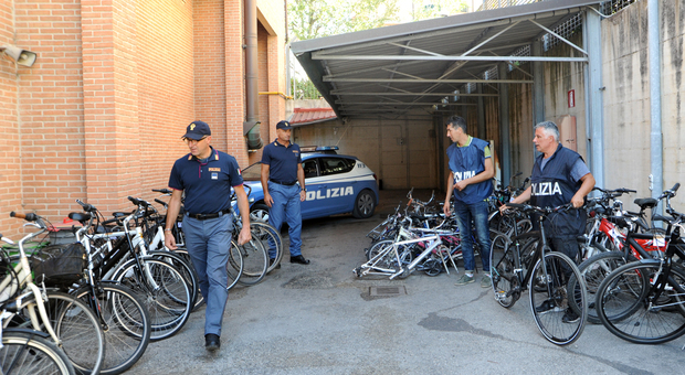 Fano, ha in garage 50 bici rubate da smontare e rivendere: denunciato