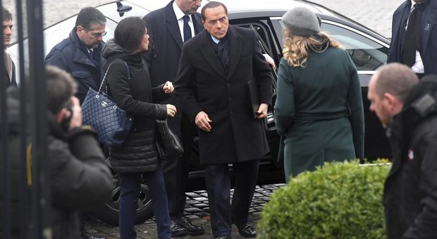 Berlusconi dà forfait al Colle: resta ad Arcore per interviste tv