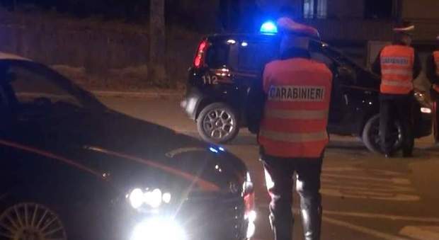 Auto in fuga al posto di blocco investe carabiniere: è salvo