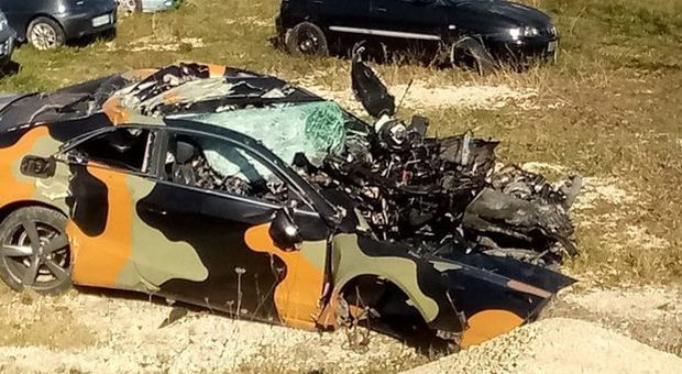 Pescara, auto si schianta contro albero: quattro morti