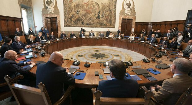 Meloni s’insedia a Palazzo Chigi. «Uniti per affrontare le emergenze»