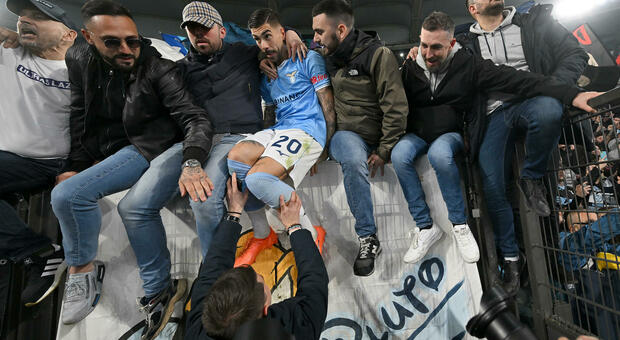 Zaccagni, l'uomo derby della Lazio: «Gol dedicato a mio figlio e ai tifosi». La festa sotto la curva Nord