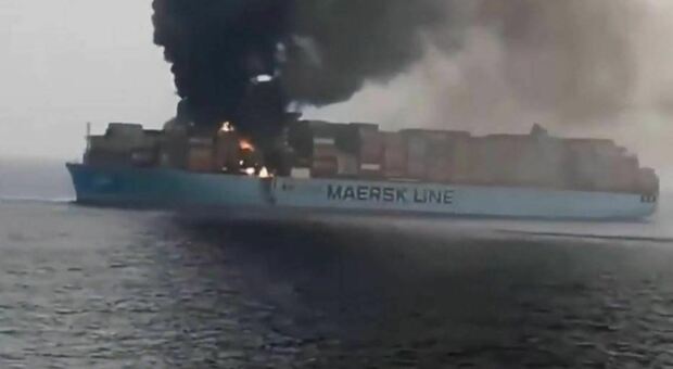 Mar Rosso, nave in fiamme colpita dai ribelli Huthi: 70 droni e missili in 2 mesi, aumenta il rischio escalation