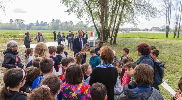 La semina dei primi fiori del parco delle api: il sindaco Davide Bortolato insieme agli alunni delle scuole primarie