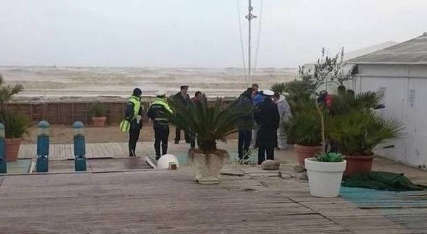 Giallo in spiaggia a Senigallia Trovato il corpo di un uomo