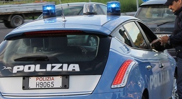 Roma, Tiburtina, la polizia gli intima l'alt, lui nasconde la droga negli slip: arrestato