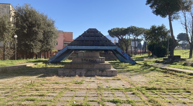 Napoli, vandali e degrado nel parco De Simone: lo schiaffo nel giorno di Auschwitz
