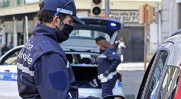 Napoli, scippatore bloccato in via Duomo ma un agente resta ferito
