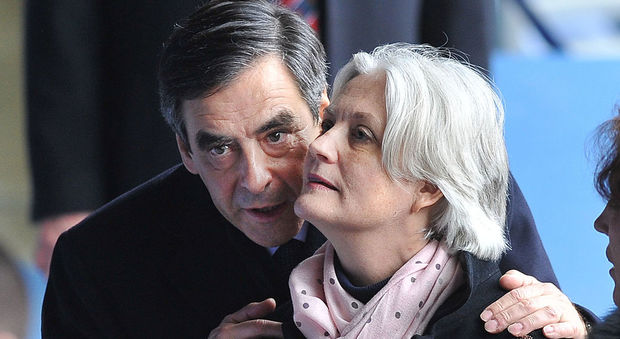 Francia, bufera su Fillon: «Falso impiego per la moglie Penelope»
