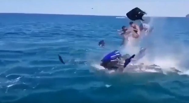 Moto d'acqua esplode in mare con a bordo padre e figlio: il video spaventoso