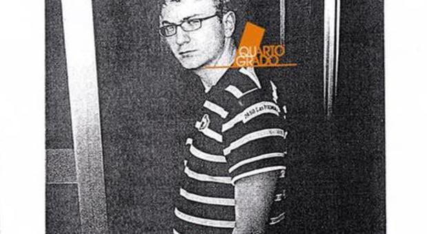 Mostrate le foto di Alberto Stasi con i graffi sul braccio