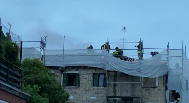 VENEZIA - Pompieri sul tetto di un edificio a Santa Croce