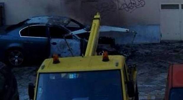 Auto in fiamme a Fondi: il rogo danneggia una Bmw e la facciata di una palazzina