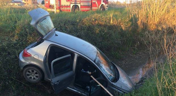 Latina, incidente in via Congiunte sinistre: auto finisce nel canale, quattro feriti