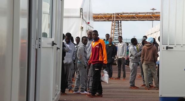 «È il terrore dei migranti»: carceriere ghanese arrestato a Taranto