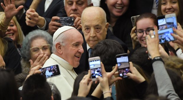Papa Francesco ai giovani: «Liberatevi dalla dipendenza dal telefonino. È una droga!»