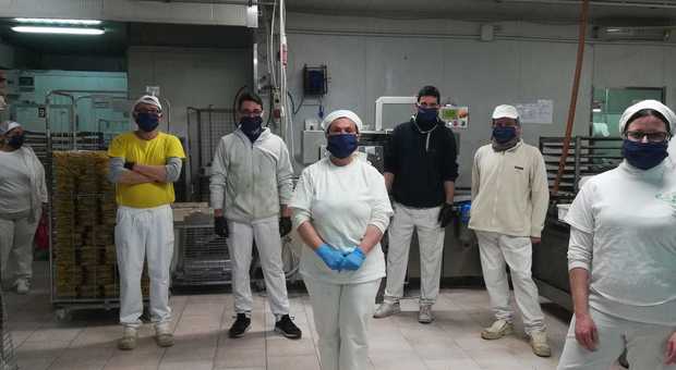 Lavoratori con le mascherine donate dalla Uila