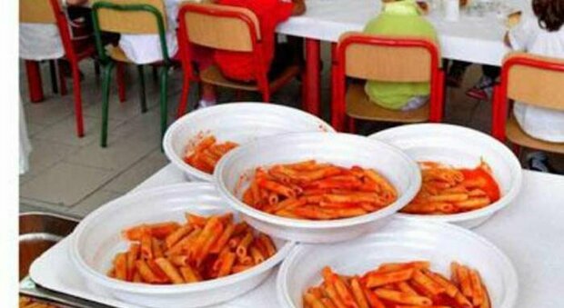 Roma, dopo la denuncia di Leggo, i bimbi della scuola Rodari tornano a mangiare piatti caldi: «Panino addio»