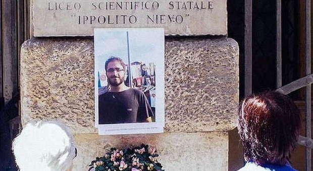 I compagni ricordano Domenico, la preside: «Incidente, non suicidio»