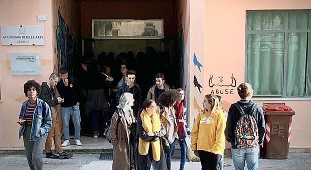 Studenti escono dalla sede principale dell'Accademia di Belle Arti di Urbino