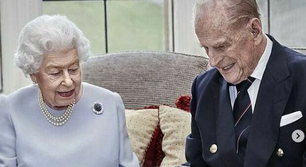La Regina Elisabetta e il Principe Filippo festeggiano 73 anni di matrimonio e lo fanno nella veste di bisnonni