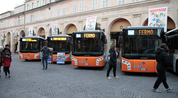 Gli autobus della Steat in piazza a Fermo