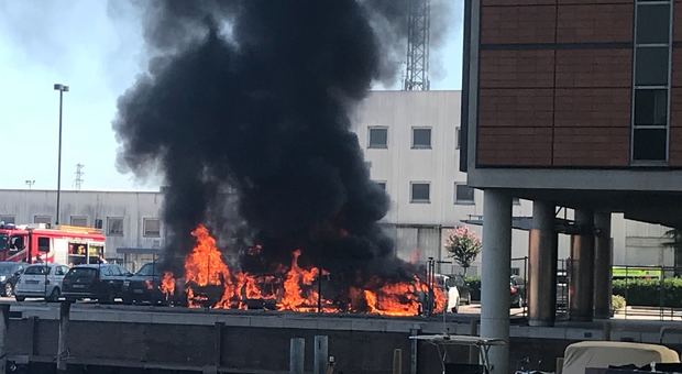 Incendio a Mestre di fianco al Laguna Palace: auto in fiamme e colonna di fumo nero
