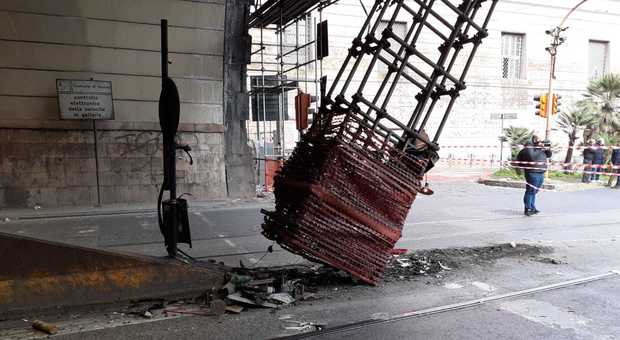 Napoli, galleria della Vittoria chiusa dopo l'incidente: duemila euro di multa al ventenne al volante