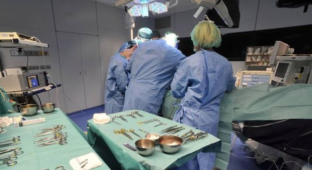 Liposuzione in una clinica estera per risparmiare, ma l'intervento va male: mamma di 32 anni resta sfigurata