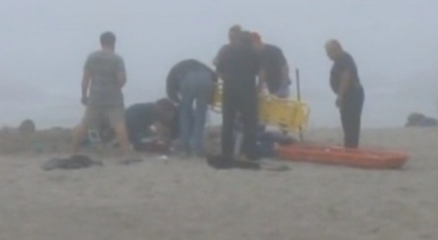 Scava una buca in spiaggia, bimba di 9 anni muore sepolta viva sotto la sabbia