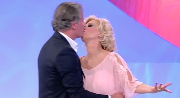 "Tina Cipollari e Giorgio Manetti stanno insieme". Lo scoop a Uomini e Donne (frame Mediaset)