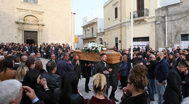 Lecce, dj Osvaldo morto a 41 anni: era papà di due gemellini, lacrime al funerale