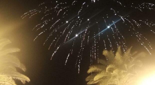 Spara fuochi d’artificio in uno chalet: «Volevo festeggiare la Comunione di mio figlio»