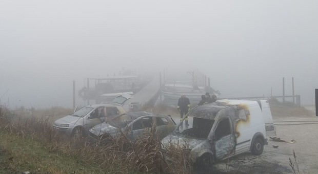 Il furgone e le due auto bruciate a Marinetta