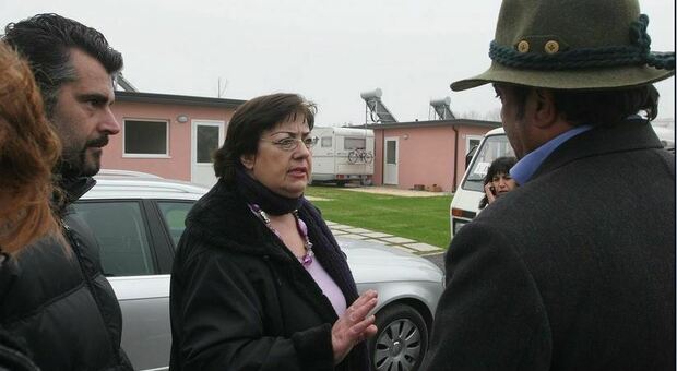 Silvana Tosi a colloquio con un inquilino del Villaggio Sinti in un’immagine di alcuni anni fa