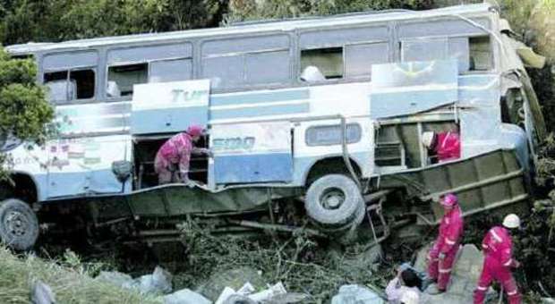 Bolivia, si schianta il bus delle vacanze: tra i 9 morti anche una coppia di romani