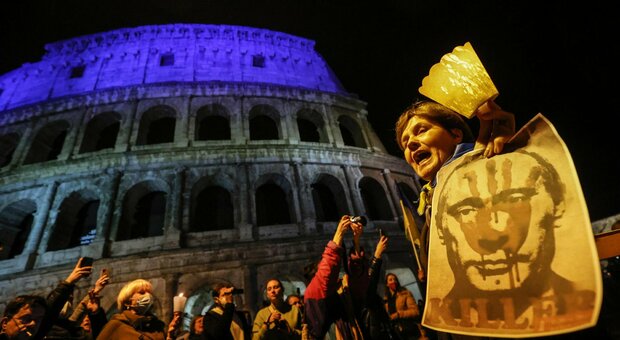 Ucraina, solidarietà in tutta Italia (ed Europa): fiaccolata al Colosseo, manifestazioni a Milano, Torino e Firenze\