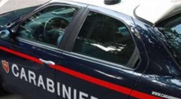 Fugge da psichiatria, picchia i carabinieri e danneggia due auto: 40enne semina il panico