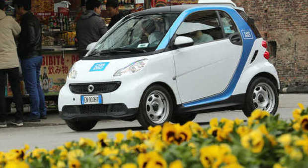 Una delle Smart di Car2Go, ora oltre MIlano e Roma, anche a Firenze
