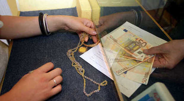 Collane rubate, soldi e assegni sospetti: Perugia, stangato un compro oro