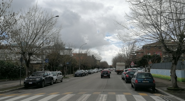 Atto intimidatorio ad Aprilia, quattro colpi di pistola esplosi in via Moro contro un'auto parcheggiata