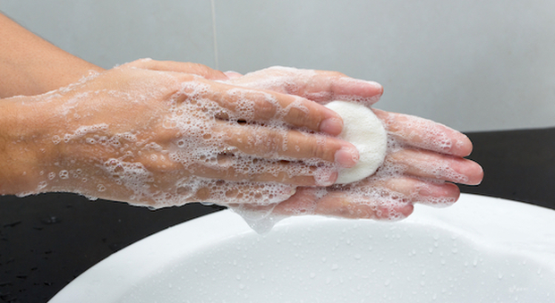Saponette e mousse per lavarsi le mani possono essere pericolose: ecco cosa si rischia