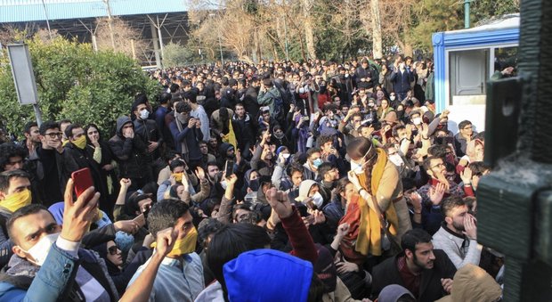 Iran, ancora proteste e morti. Rohani apre: il popolo è libero di manifestare