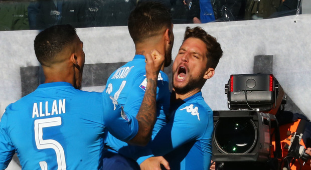 Il Napoli supera l'esame Atalanta: 1-0 Mertens, in corsa per il titolo