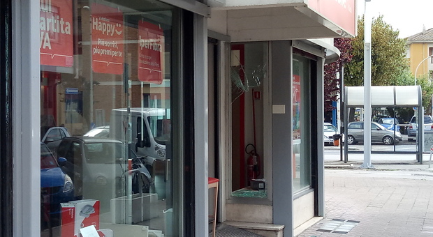 La vetrina sfondata del negozio Vodafone (Foto Meloccaro)