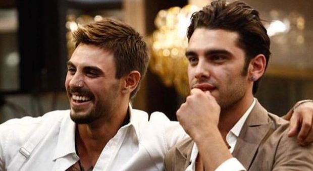 Grande Fratello Vip 2018, Francesco Monte e Stefano Sala: scatta il bacio in bocca nella notte