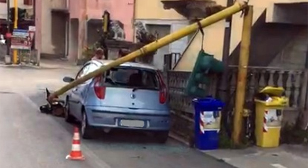San Benedetto, il semaforo si spezza per il vento e si schianta su un'auto