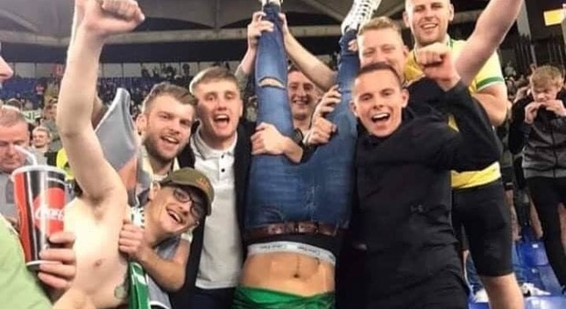 Lazio-Celtic, i tifosi scozzesi in festa rievocano piazzale Loreto: la foto diventa virale