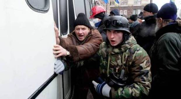 Ucraina, uomini a volto coperto attaccano piazza Maidan a Kiev